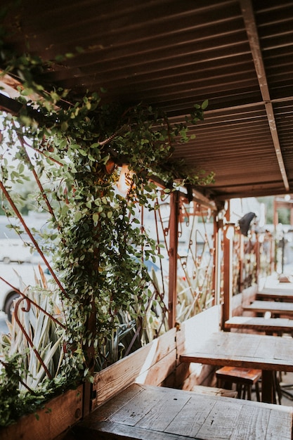 Posti a sedere all'aperto sulla terrazza di un ristorante rustico