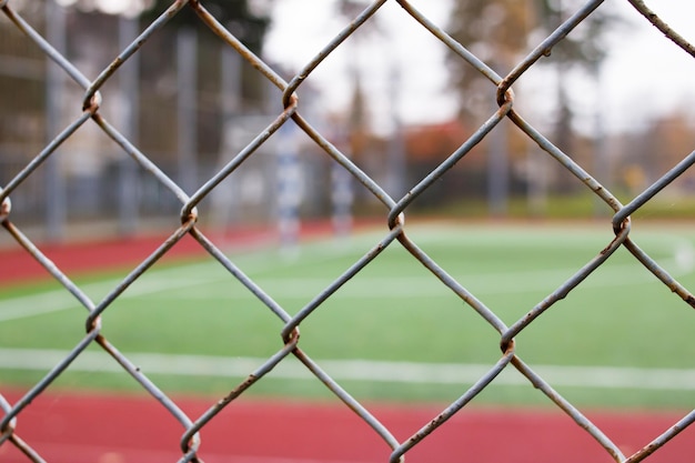 Posti a sedere nello stadio dietro la recinzione