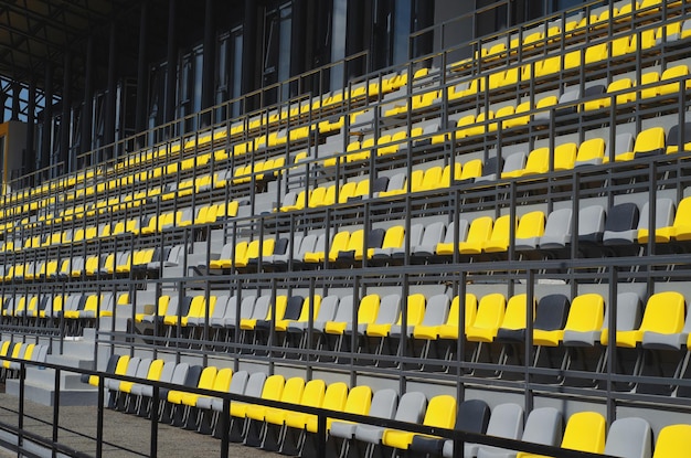 Posti vuoti colorati in plastica nello stadio senza spettatori Vista laterale dell'arena dell'acqua