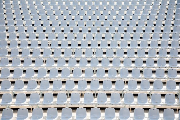 Posti vuoti di plastica bianchi in uno stadio