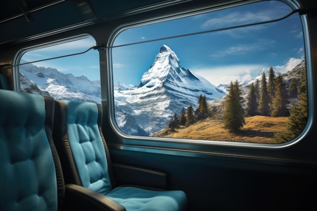 Posti vuoti sul treno con paesaggio di montagne innevate nella finestra Treno per pendolari Viaggiare con i mezzi pubblici in Europa