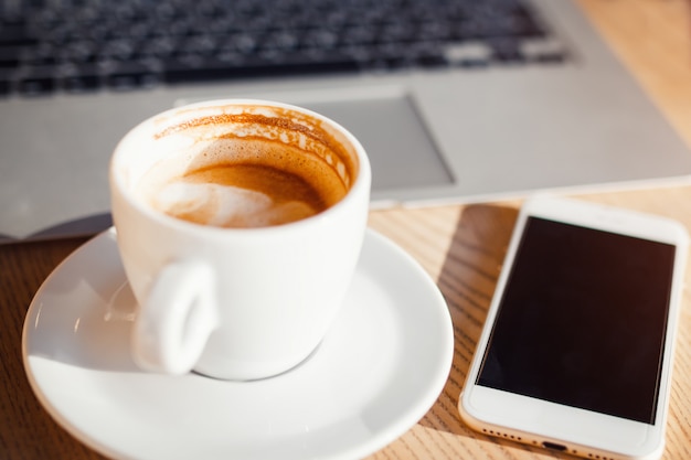 Posto di lavoro a un tavolo in un caffè