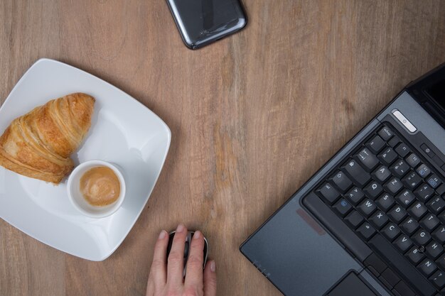 Posto di lavoro con computer e caffè