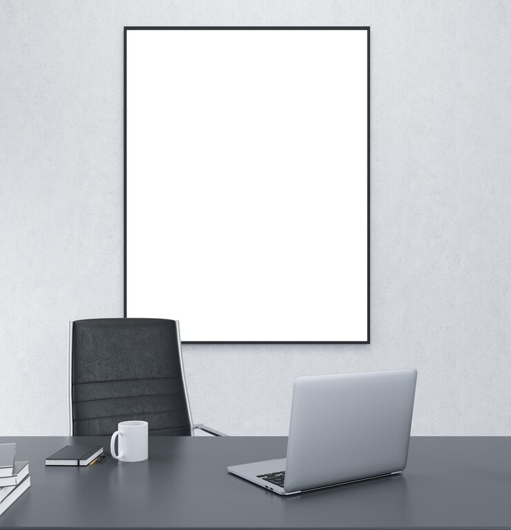 Foto posto di lavoro con cornice vuota sul muro