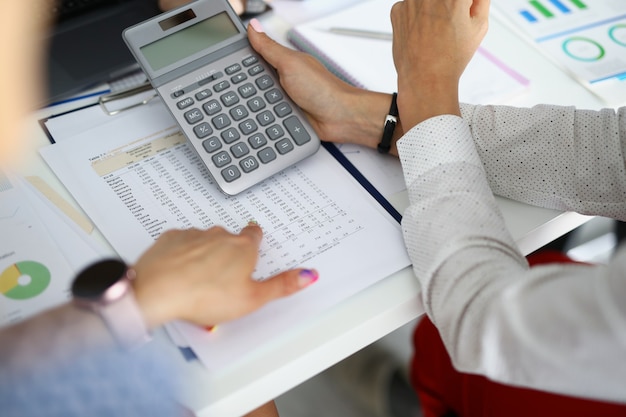 Posto di lavoro con documenti