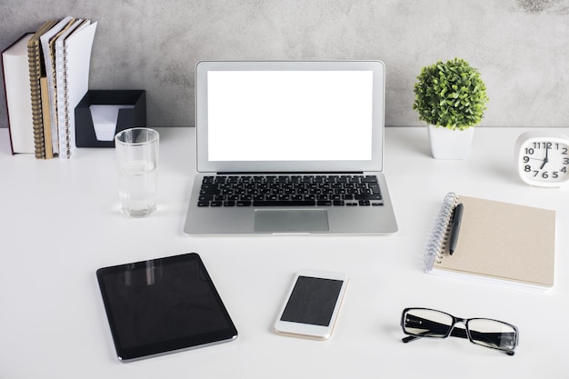 Posto di lavoro con laptop bianco