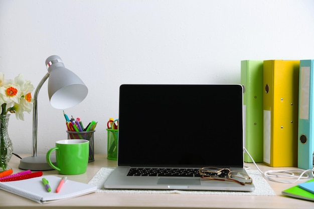 Posto di lavoro con laptop da vicino