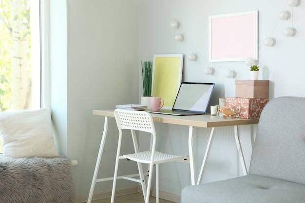 Posto di lavoro con laptop moderno all'interno della stanza