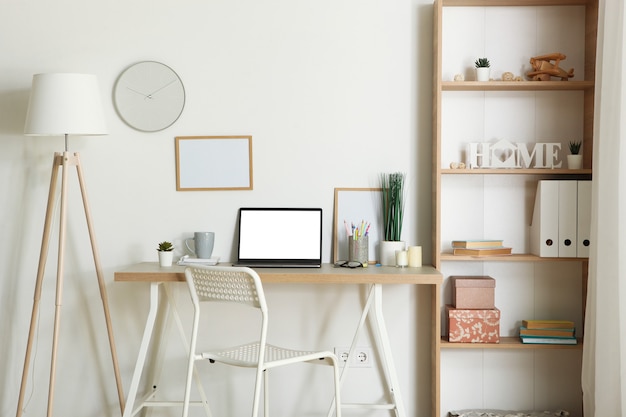 Posto di lavoro con laptop moderno all'interno della stanza