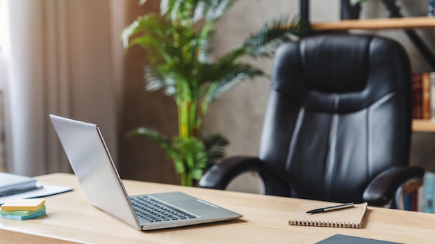 Posto di lavoro con laptop sul tavolo a casa o in ufficio