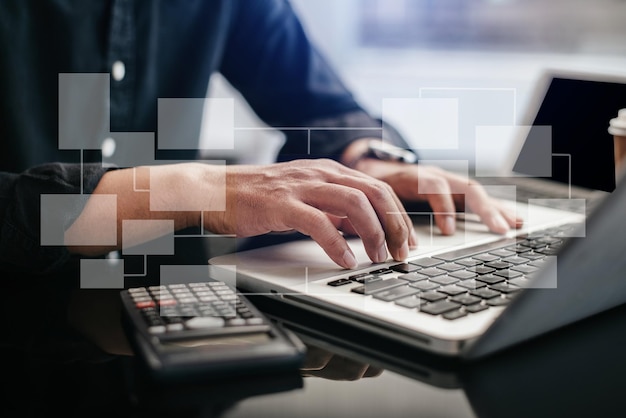 Posto di lavoro con notebook e tazza di caffè Comodo tavolo da lavoro nella caffetteria