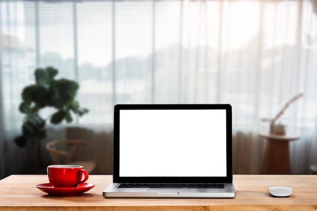 Posto di lavoro con notebook e tazza di caffè Comodo tavolo da lavoro nella caffetteria