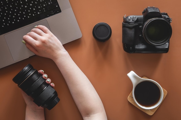 Posto di lavoro dei fotografi con fotocamera e obiettivo piatto