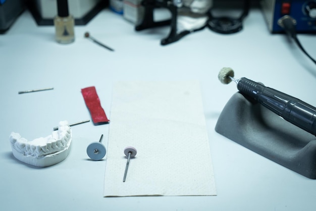 Posto di lavoro di un odontotecnico in un laboratorio