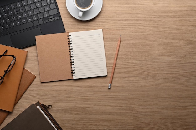 Posto di lavoro elegante vista dall'alto con computer portatile notebook vuoto e tazza di caffè