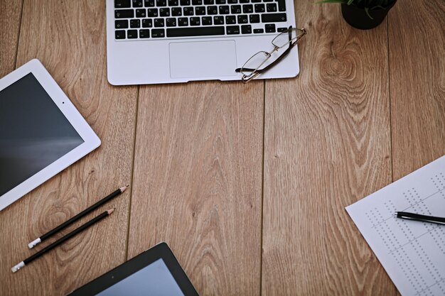 Posto di lavoro in ufficio con laptop e documenti.