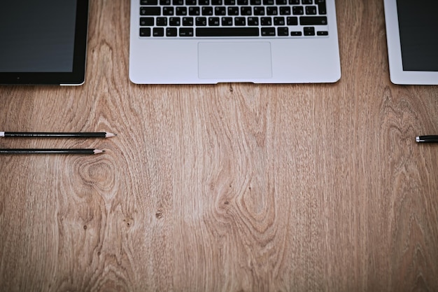 Posto di lavoro in ufficio con laptop e documenti.