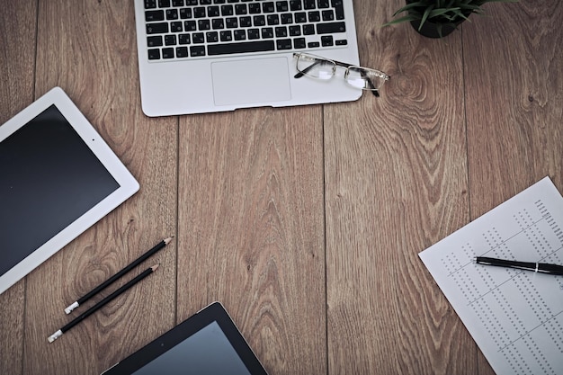 Posto di lavoro in ufficio con laptop e documenti.