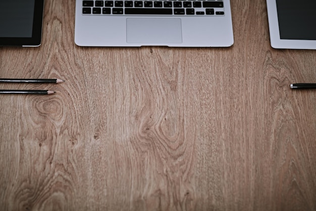 Posto di lavoro in ufficio con laptop e documenti.