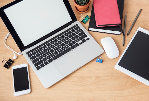 Posto di lavoro in ufficio con laptop su tavolo in legno