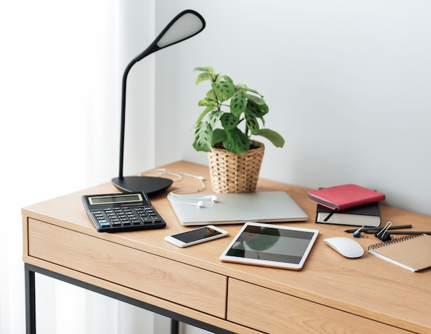 Posto di lavoro in ufficio con laptop su tavolo in legno