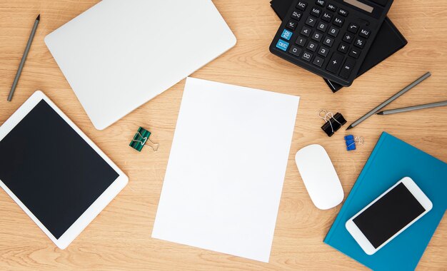 Posto di lavoro in ufficio con laptop su tavolo in legno