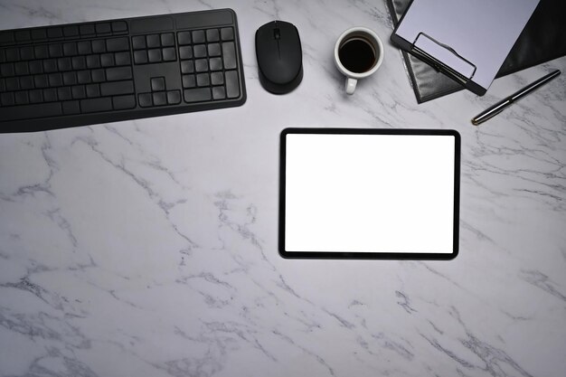 Posto di lavoro moderno con blocco note tablet digitale e tazza di caffè sul tavolo di marmo