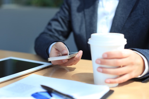 Posto di lavoro moderno con computer tablet digitale e telefono cellulare