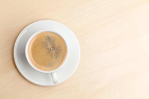 Posto di lavoro scrivania con tazza di caffè