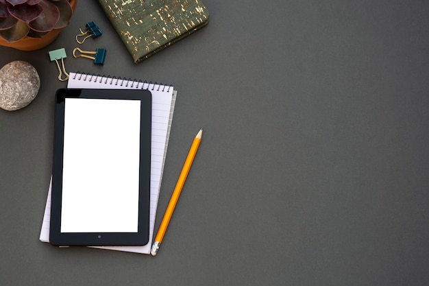 Posto di lavoro. Telefono, tablet e blocco note sul tavolo.