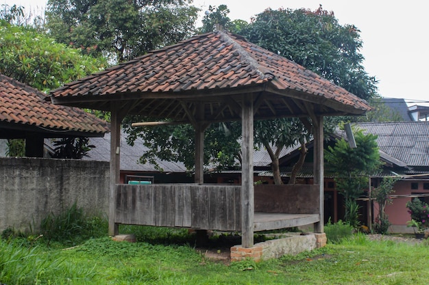 Posto di pattuglia o tradizionale gazebo sundanese in un villaggio