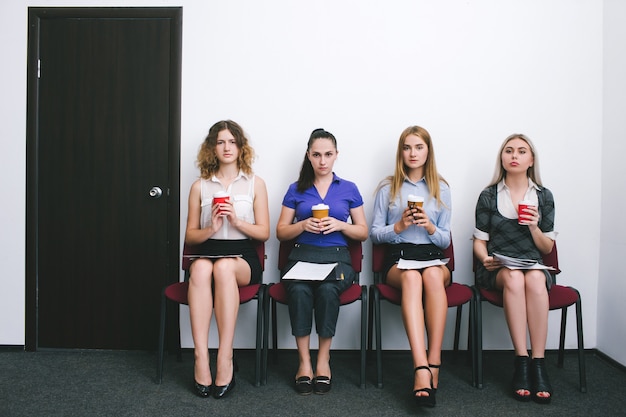 Posto vacante aperto per intervista concorrente femminile