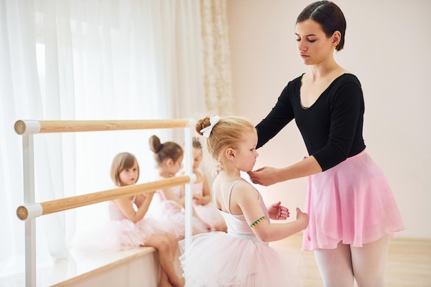 Postura di fissaggio Piccole ballerine si preparano per la performance esercitandosi nei passi di danza