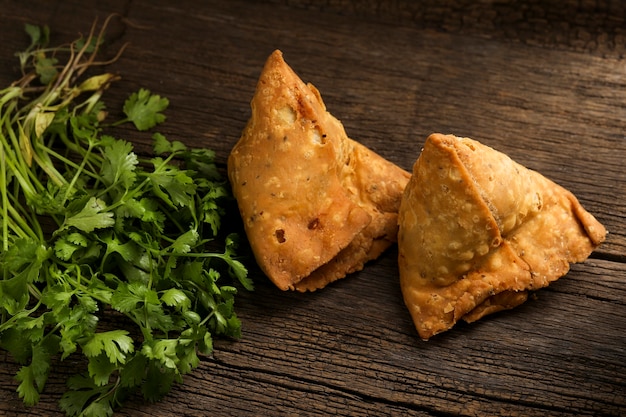 Potato samosa.spicy street food, famosi spuntini in india