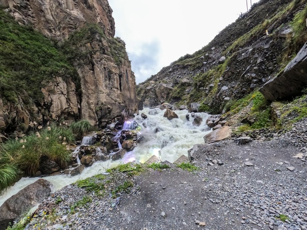 Potente discesa del fiume tra le colline