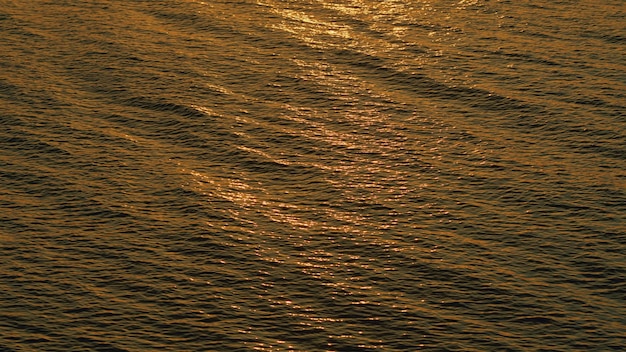 Potente e pacifico concetto di natura acqua di mare con il bagliore del sole e sfondo ondulato della superficie dell'acqua