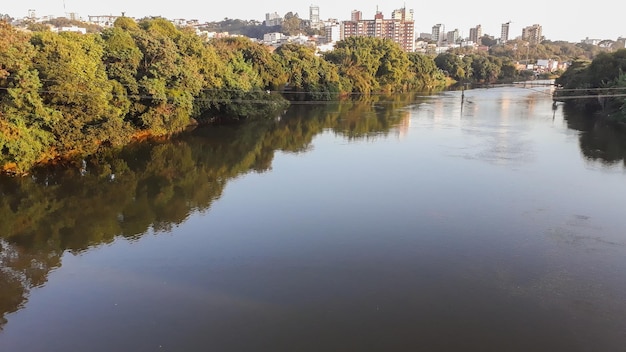 Potente fiume Paraiba do Sul a Volta Redonda Rio de Janeiro Brasile importante fonte d'acqua per gli stati di San Paolo e RJ