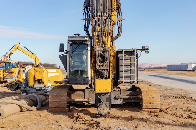 Potente impianto di perforazione idraulica in un cantiere edile Il dispositivo delle fondazioni su pali Mucchi trivellati Attrezzature per l'edilizia pesante