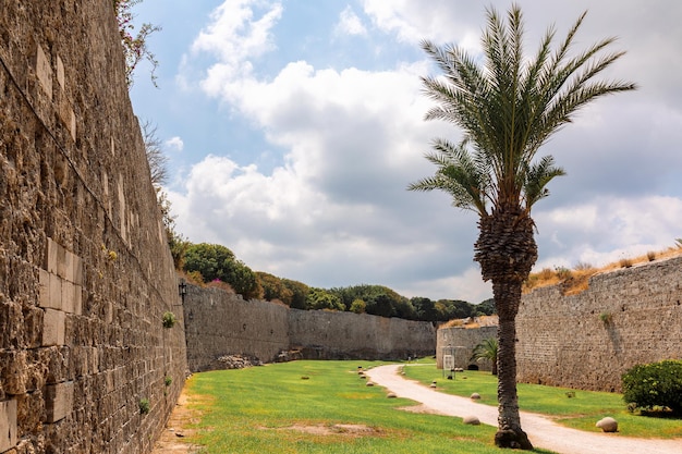 Potenti mura di pietra della città vecchia l'antica difesa della città vecchie Rodi Dodecanese Grecia