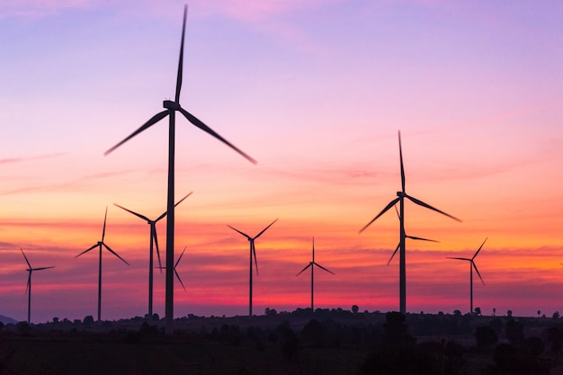 Potenza che genera turbine eoliche al tramonto