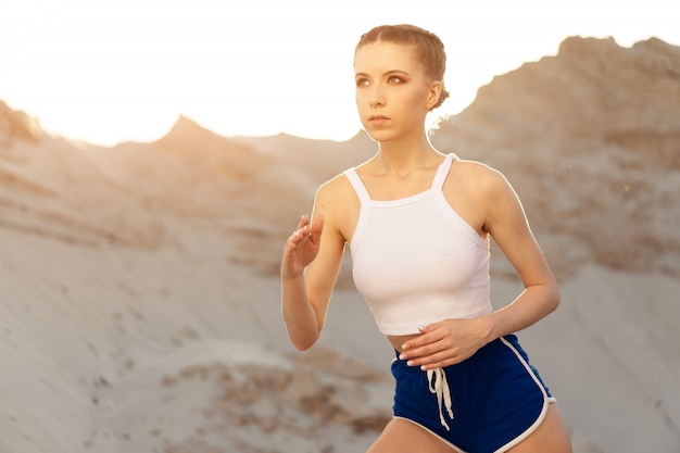 Potere della donna, concetto di autodifesa. Chiuda sul ritratto del pugile in forma attraente attraente, pronto per la lotta, indossando abbigliamento sportivo alla moda