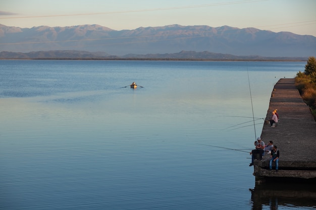 Poti, Georgia - 01.09.2019: Pescatori sul Lago Paliastomi. Poti. Natura.