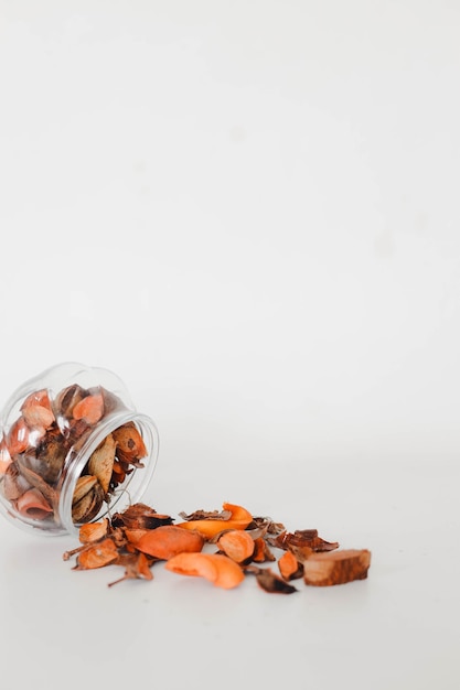 Potpourri o fiori di petali d'arancio secchi per aromaterapia su vaso trasparente con spazio per la copia