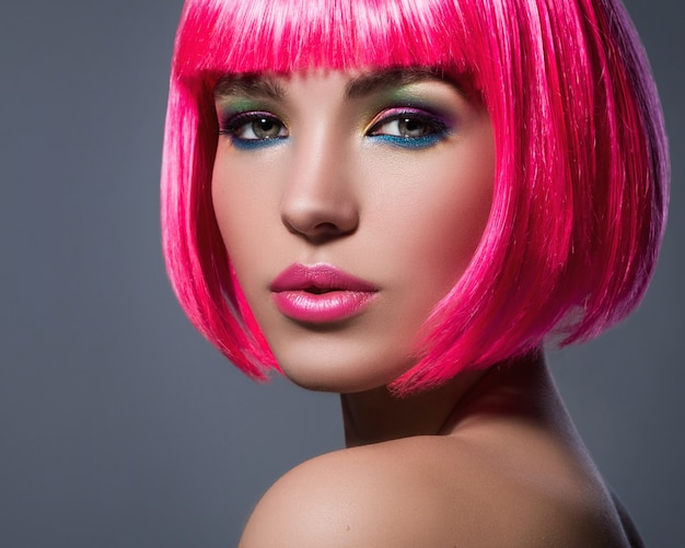 Potrait di giovane donna con i capelli rosa