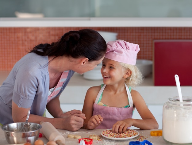 Potrait di madre e figlia in cucina