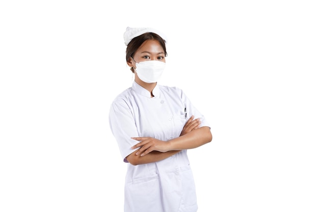 Potrait di un'infermiera asiatica. Indossa una maschera. Isolato su sfondo bianco.