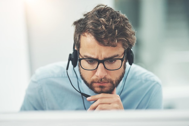 Potrebbe aver bisogno di un secondo parere su questo. Inquadratura di un giovane che lavora in un call center