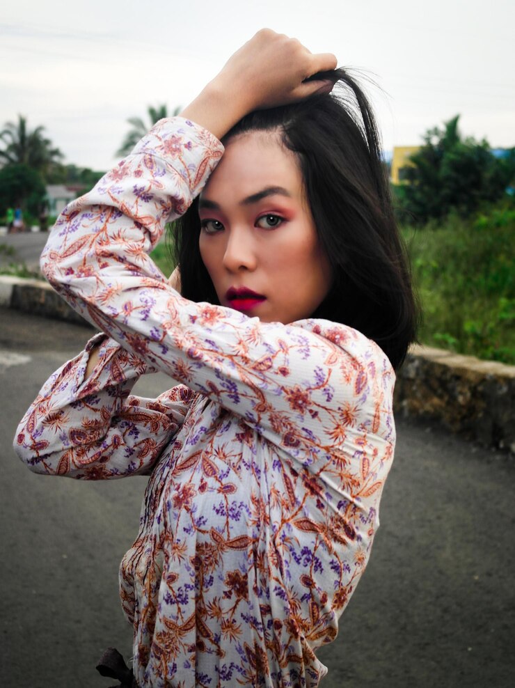Photo potret wanita muda berdiri di luar ruangan