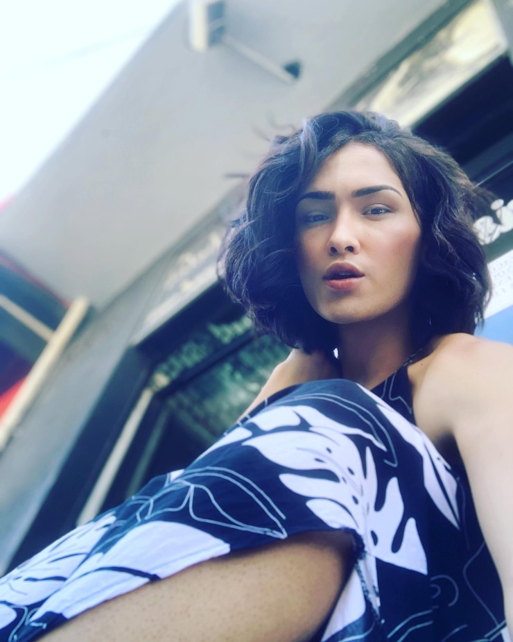 Photo potret wanita muda duduk di dalam mobil