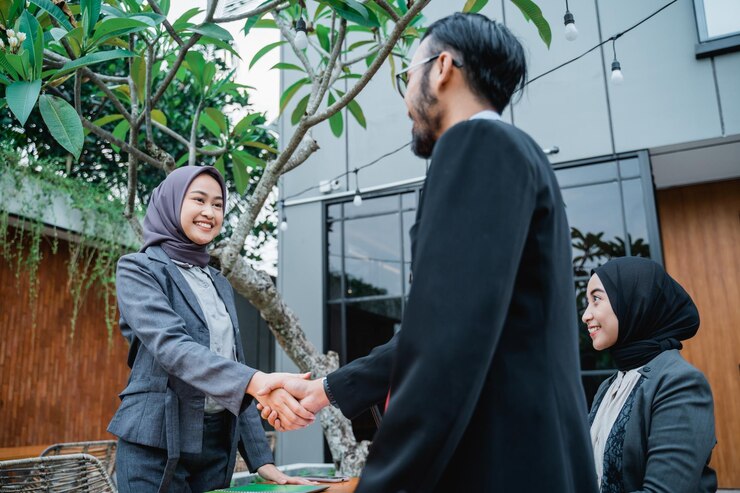 Photo potret wanita muda yang melihat ke kejauhan
